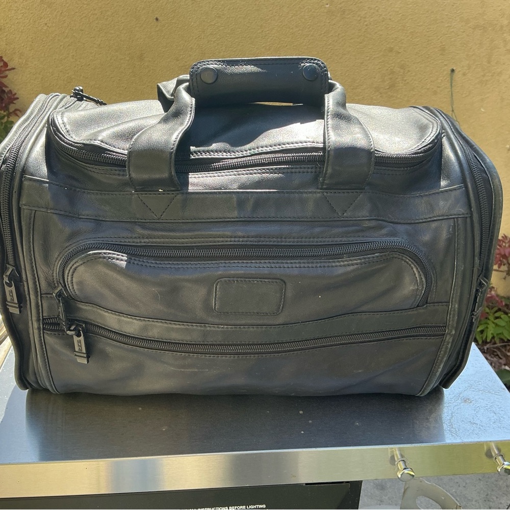 Tumi model 9221D3 black leather 18” Duffle bag, EUC